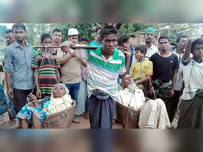 দৃষ্টিহীন মা-বাবাকে কাঁধে নিয়ে ৩৯ কিমি হেঁটে বাংলাদেশে এই রোহিঙ্গা যুবক