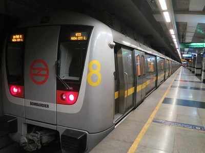 बड़ी लापरवाही: खुले दरवाजे के साथ चलती रही दिल्ली मेट्रो