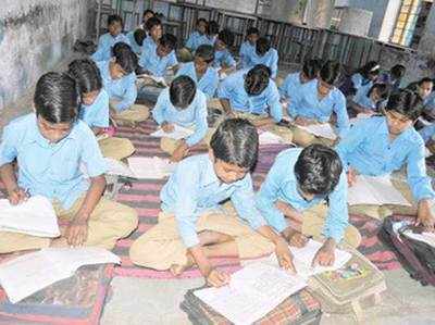 UP: स्कूलों में बिना किताबें पढ़ रहे लाखों बच्चे