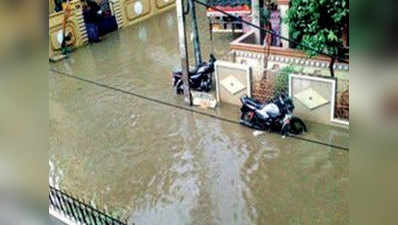 हैदराबाद में मूसलाधार बारिश में फंसे लोग, कॉलोनियों में घुसा पानी