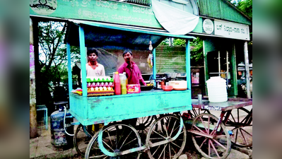 ಚಿಕನ್‌ ಸೆಂಟರ್‌ ಆಯಿತು ಬಸ್‌ ತಂಗುದಾಣ!