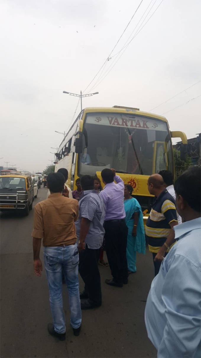 वाहतूक पोलिसांनी प्रवेशबंदी लागू केल्याने पश्चिम द्रूतगती महामार्गावर अनेक बसेसवर कारवाई