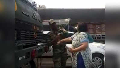 बीच सड़क पर सेना के जवान को थप्पड़ जड़ने वाली महिला गिरफ्तार