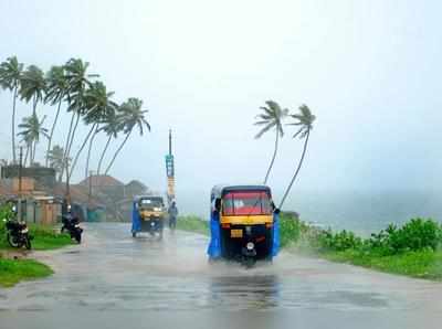 ശക്തമായ മഴ: നാല് ജില്ലകളിൽ കൂടി രാത്രിയാത്ര പാടില്ലെന്ന് നിര്‍ദ്ദേശം