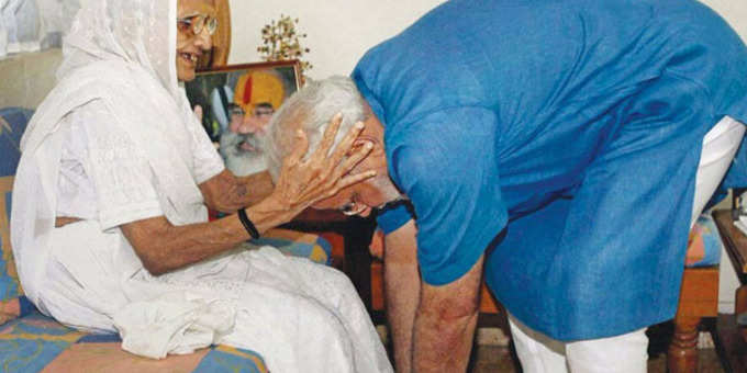 गुजरात पहुंचे प्रधनामंत्री नरेंद्र मोदी, अपनी मां से की मुलाकात।