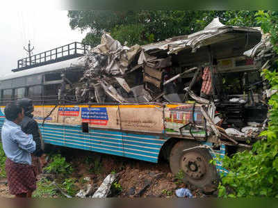 ఆర్టీసీ బస్సు, లారీ ఢీ: ఇద్దరి మృతి