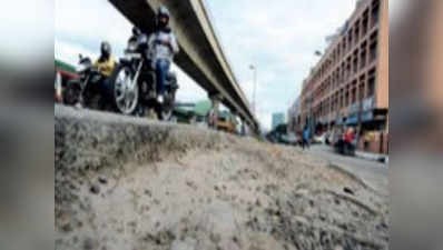 बेंगलुरु :गड्ढे से बचने के चक्कर में ट्रक से टकराया, पैर गंवाया