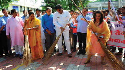 Jaipur: CM Raje picks up broom to launch Swachhta Hi Seva campaign 