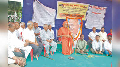 ಗದಗ-ವಾಡಿ ರೈಲ್ವೆ ಮಾರ್ಗ ಬದಲು ಖಂಡಿಸಿ ಧರಣಿ