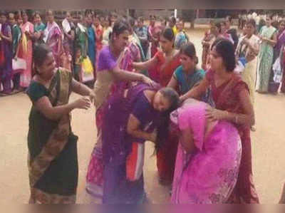 அரசு விழாவில் சண்டை போட்டு முடியை பிய்த்துக் கொண்ட பெண்கள்