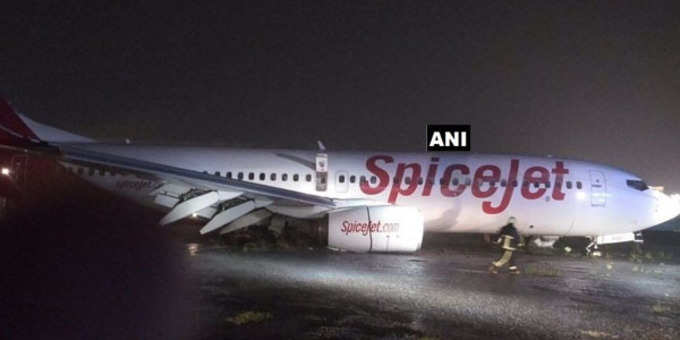 भारी बारिश के बीच मुंबई एयरपोर्ट पर मंगलवार को स्पाइसजेट का विमान लैंडिंग के वक्त रनवे 27 से फिसला, सभी यात्री सुरक्षित।