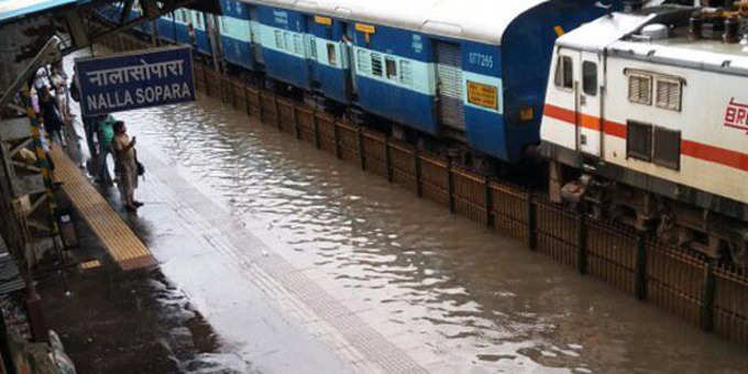 देखें, भारी बारिश के कारण नालासोपारा स्टेशन पर हुआ जलभराव। (NBT मुंबई)