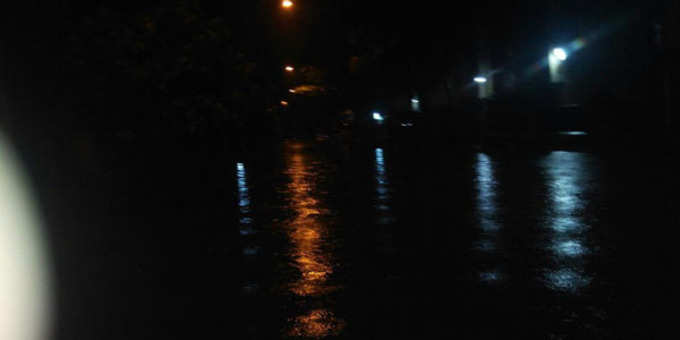 मंगलवार रात भारी बारिश के कारण मीरा रोड, शांति नगर इलाके में हुई बिजली गुल।  (मनीष झा, NBT मुंबई )