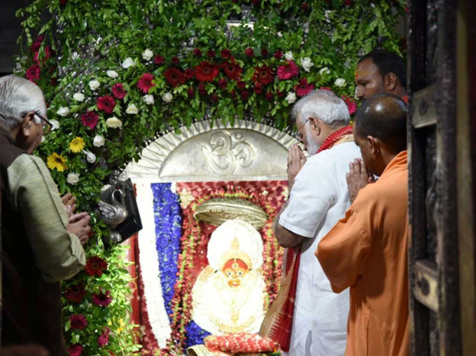 मां दुर्गा के मंदिर में पीएम