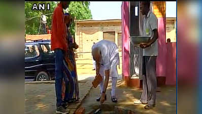शाहंशाहपुर में पीएम मोदी ने रखी शौचालय की नींव