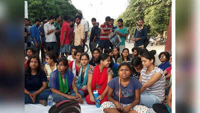 छेड़छाड़ के विरोध में BHU की छात्राओं का प्रदर्शन जारी