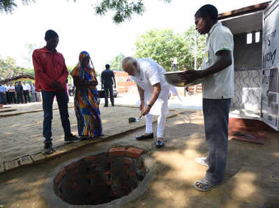 मोदी ने जिस गांव में रखी शौचालय की नींव, वहां रुक चुके हैं हुमायूं