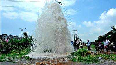 Navi Mumbai: Excavator hits main pipeline, lakhs of litres of water wasted 