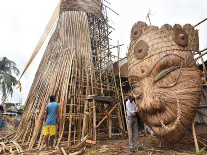 बांस से बनाई जा रही है मां दुर्गा की अद्भुत मूर्ति