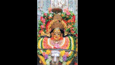 मुंबई के मंदिरों में मां के भक्तों की भीड़