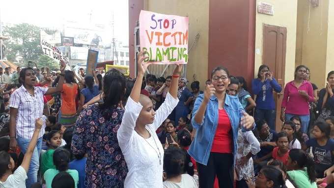 girls-student-protested-in-bhu-before-pm-modi-reaches-in-varanasi