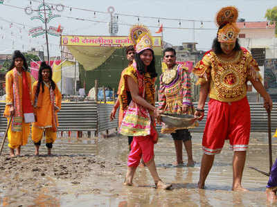 गंदगी दूर करने हनुमान के साथ कीचड़ में उतरे भगवान राम