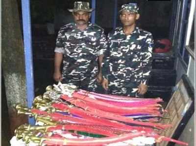 भारत-नेपाल बॉर्डर पर टूरिस्ट बसों से बरामद हुईं 174 तलवारें