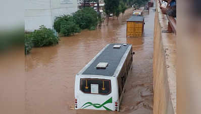 बारिश से बेहाल बेंगलुरु, झीलें शहर में उतरीं