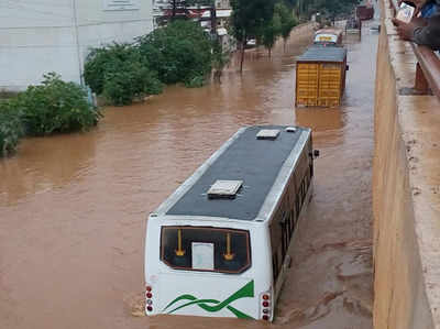 बारिश से बेहाल बेंगलुरु, झीलें शहर में उतरीं