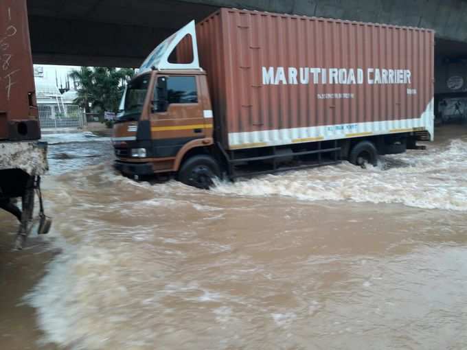 ನೆಲಮಂಗಲ: ಹೆದ್ದಾರಿಗೆ ನುಗ್ಗಿದ ಕೆರೆ ನೀರು