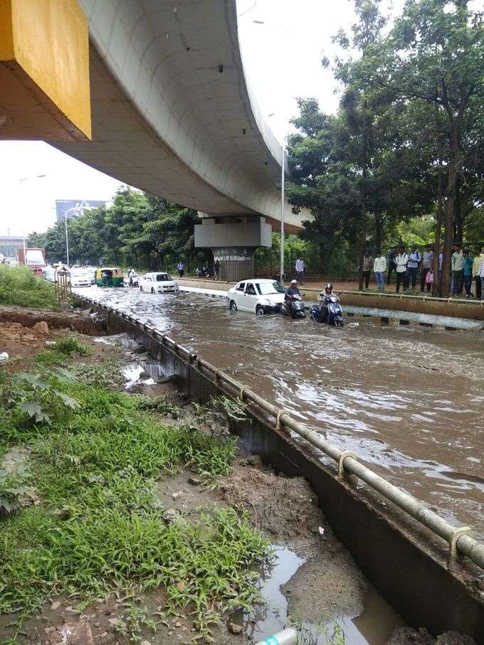 ಮಳೆಯ ಅಬ್ಬರಕ್ಕೆ ನಡುಗಿದ ಬೆಂಗಳೂರು