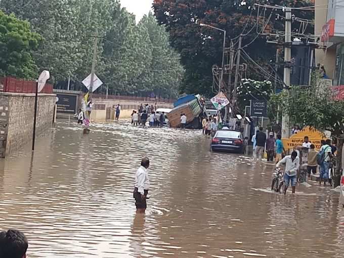 ಮಳೆಯ ಅಬ್ಬರಕ್ಕೆ ನಡುಗಿದ ಬೆಂಗಳೂರು