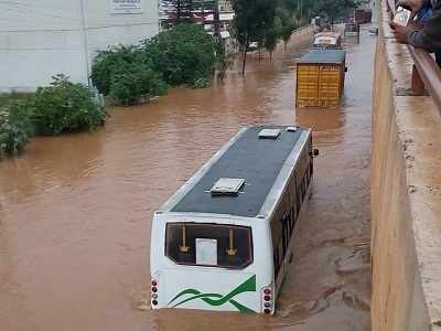 নাগাড়ে বৃষ্টিতে ভাসছে বেঙ্গালুরু, বিপর্যস্ত জনজীবন