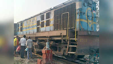 शंटिंग के दौरान नेपालगंज पैसेंजर ट्रेन का इंजन डिरेल, 16 घंटे बाद पटरी पर लौटा इंजन