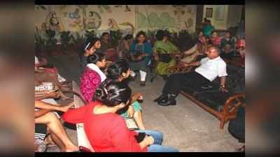 बीएचयू: गर्ल्स हॉस्टल में जाकर छात्राओं से मिले वीसी