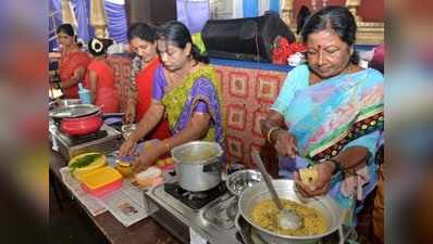 ಕಡ್ಲೇಕಾಯಿ ತಿನ್ನುವ ಸ್ಪರ್ಧೆ: ಹಿರಿಯರ ಉತ್ಸಾಹ