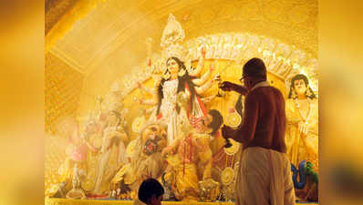 महाअष्टमी पर मां दुर्गा की भक्ति में सराबोर हुआ कोलकाता