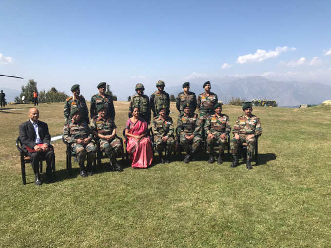 सैन्य अधिकारियों के साथ रक्षामंत्री