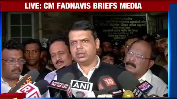 Mumbai stampede: CM Fadnavis meets victims at KEM Hospital 