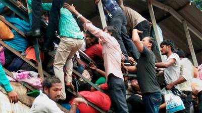 Mumbai stampede: Video shows desperate attempt by people to escape getting crushed 