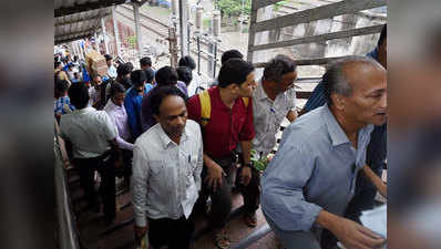 मुंबई के एक और स्टेशन पर बन गए थे भगदड़ जैसे हालात