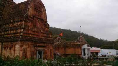 ಗಣಿ ಅಬ್ಬರಕ್ಕೆ ನಲುಗಿದ ಐತಿಹಾಸಿಕ ಸ್ಮಾರಕ