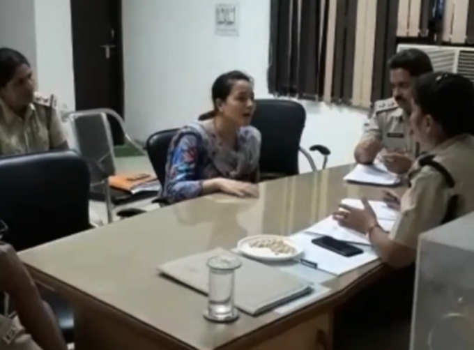 हनीप्रीत से पूछताछ करती पुलिस