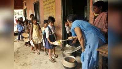 பள்ளி சத்துணவில் புழு, வற்புறுத்தி சாப்பிட வைத்த தலைமை ஆசிாியா்