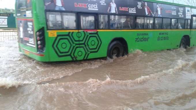 ಮುಳುಗಿದ ಬಸ್