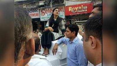 ...और बीच बाजार धरने पर बैठ गईं विधायक अलका