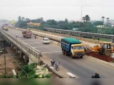 முதல்வர் திறக்கும் முன்பே அரை அடி கீழே இறங்கிய பாலம்!!