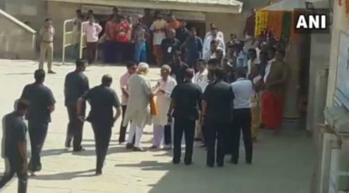 देखें, द्वारकाधीश मंदिर से निकलने के बाद दोस्त हरिभाई से मिले प्रधानमंत्री मोदी