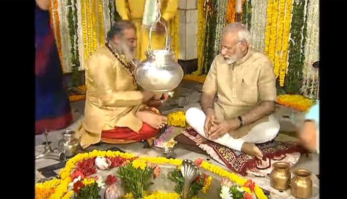 अपने गांव वडनगर के शिव मंदिर में पूजा करते मोदी