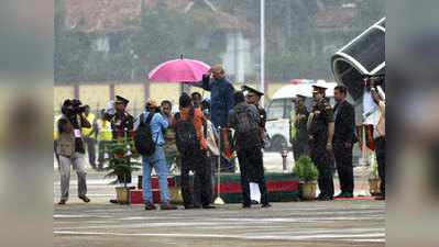 सलामी लेने के लिए बारिश में खड़े रहे राष्ट्रपति, नहीं लिया छाता